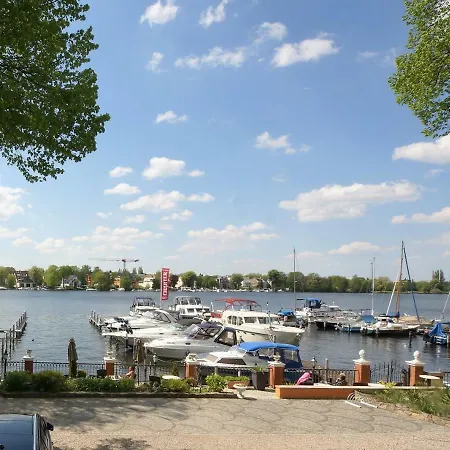 Yacht- , Und Reisemobilhafen "Historisches Faehrhaus" Wendenschloss-2